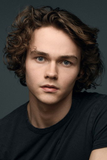 Ảnh của Levi Miller