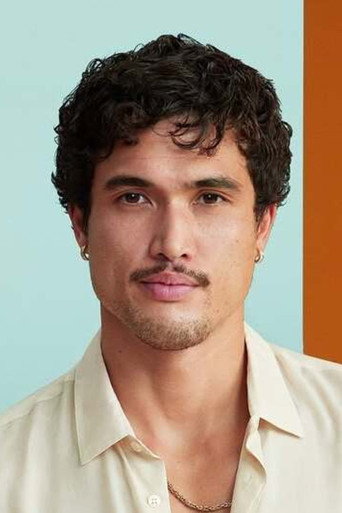 Ảnh của Charles Melton