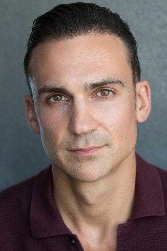 Ảnh của Henry Lloyd-Hughes